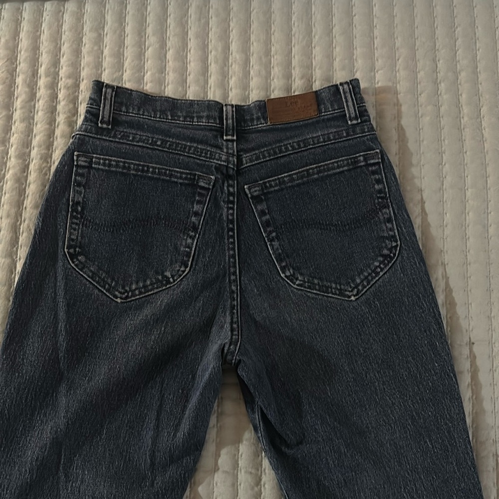 Lee jeans. Not sure what size but would guess 23 or 24! Super cute